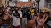 La gente grita consignas contra el gobierno durante una protesta en La Habana, Cuba, el 11 de julio de 2021. REUTERS / Alexandre Meneghini