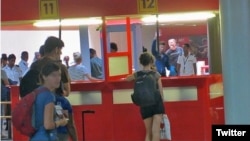 La activista cubana Lia Villares en la ventanilla del chequeo de Migración, en el Aeropuerto Internacional José Martí, de La Habana.