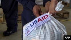 Una bolsa con ayuda humanitaria para los venezolanos enviada por USAID, en el centro de acopio de Cúcuta, en Colombia.