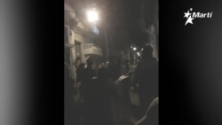 "Señores, esto es "Patria y Vida" se le escucha gritar a los vecinos de Jesús María "Señores, esto es "Patria y Vida" se le escucha gritar a los vecinos de Jesús María