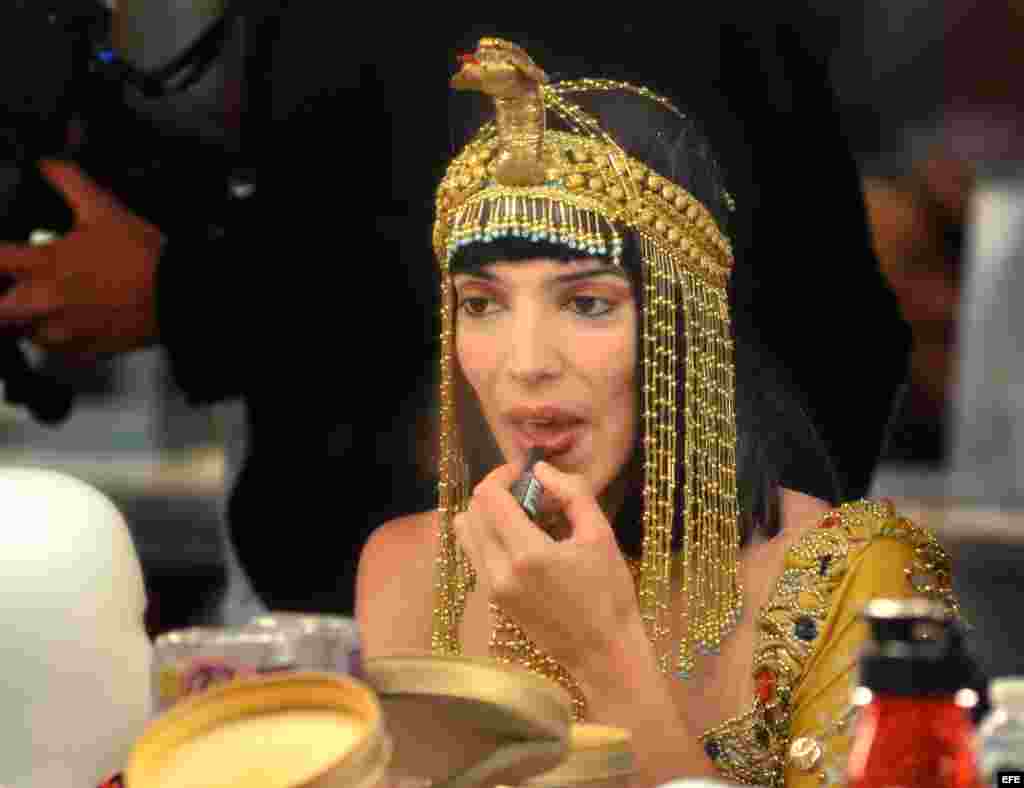 La bailarina Yamina Méndez, una de los ocho bailarines cubanos que desertaron hace una semana, se alista para su debut en Miami, Florida (EE.UU.)