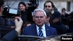 El senador cubanoamericano Bob Menéndez enfrenta un juicio por cargos de soborno y otros actos de corrupción.