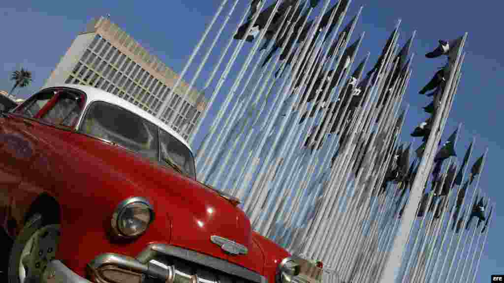 Vista de "El Monte de las Banderas", donde flamean 130 banderas negras con una estrella blanca, frente a la Oficina de Intereses de EEUU en La Habana.