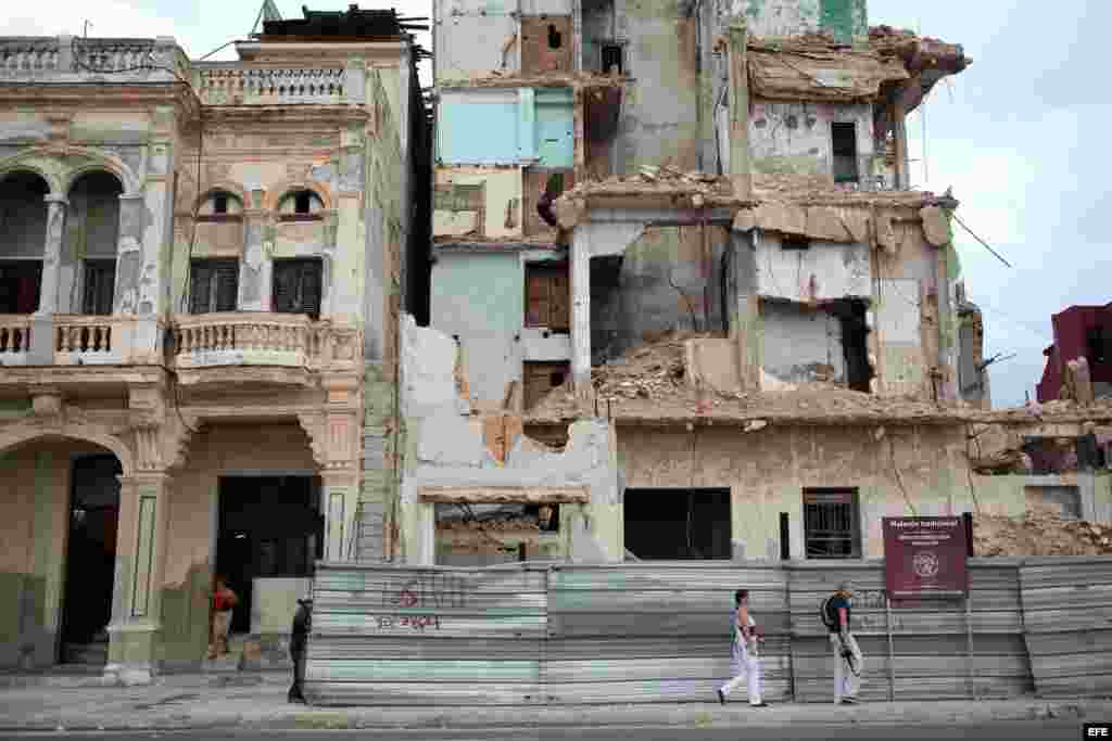 Fotografía de un edificio en ruinas este viernes, 14 de noviembre de 2014, en el malecón de La Habana (Cuba).