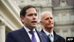 Los senadores Marco Rubio y Rick Scott hablan a la prensa tras una reunión con el presidente Trump sobre Venezuela.